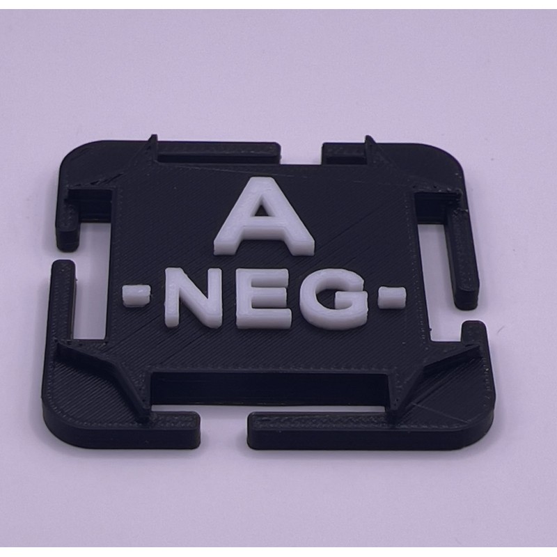 Attache molle groupe sanguin en PLA noir et blanc