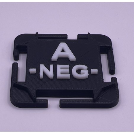 Attache molle groupe sanguin en PLA noir et blanc