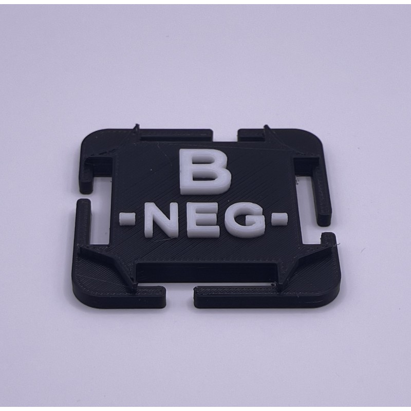 Attache molle groupe sanguin en PLA noir et blanc